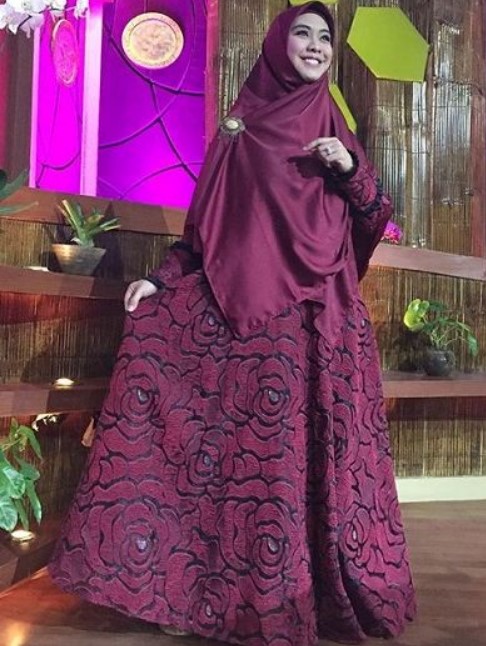 Model Baju Gamis Syar'i Ala Oki Setiana Dewi Motif Bunga Maroon