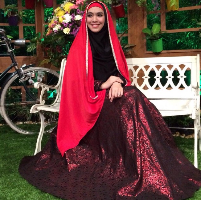 Model Baju Gamis Syar'i Ala Oki Setiana Dewi Motif Mewah Merah Hati