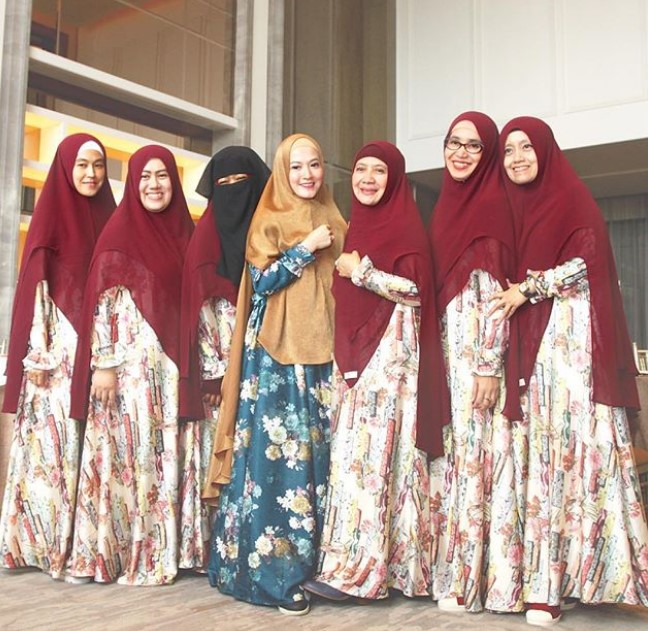 Model Baju Gamis Syar’i Lyra Virna Modern Motif Bunga Silk Navy Maroon
