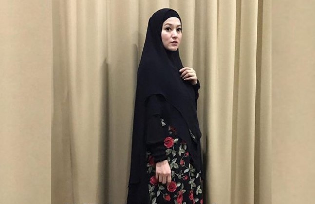 Model Baju Gamis Syar’i Lyra Virna Modern Motif Double Layer Hitam