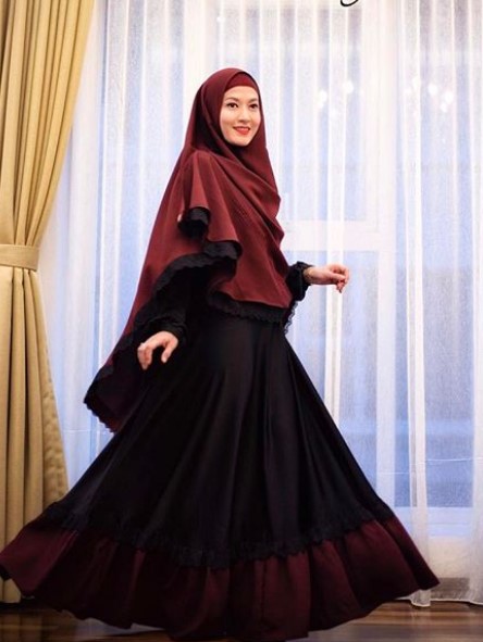 Model Baju Gamis Syar’i Lyra Virna Modern Rok Rempel Renda Maroon Hitam