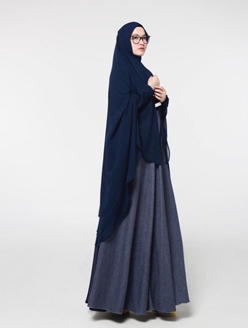 Model Baju Gamis Syar’i Lyra Virna Terbaru Jilbab Panjang Navy
