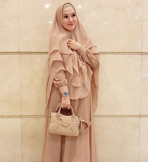 Model Baju Gamis Syar’i Lyra Virna Terbaru Jilbab Rempel Basic Nude