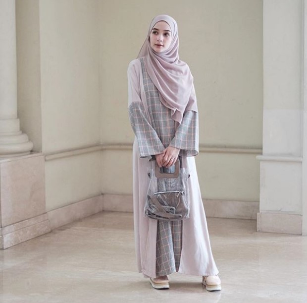 Model Baju Gamis Syar’i Modern Katun Polos Kombinasi Motif Square Soft Grey