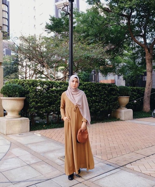 Model Baju Gamis Syar’i Modern Katun Tali Pinggang Mustard