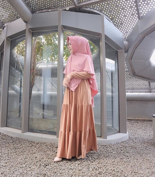 Model Baju Gamis Syar’i Modern Rok Rempel Tumpuk Mustard