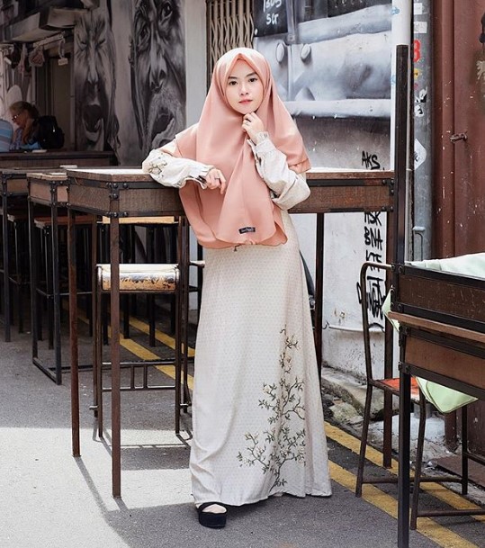 Model Baju Gamis Syar’i Modern Simple Aksen Bordir Broken White