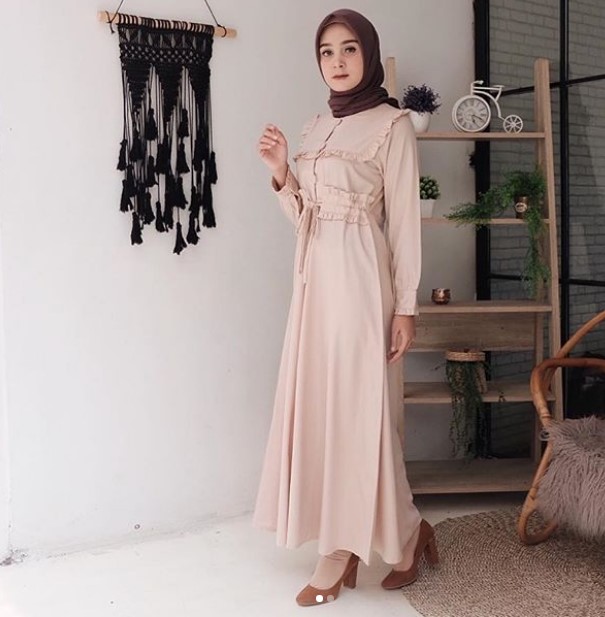 Model Baju Gamis Tanah Abang Terbaru Renda Kancing Depan Nude Cream
