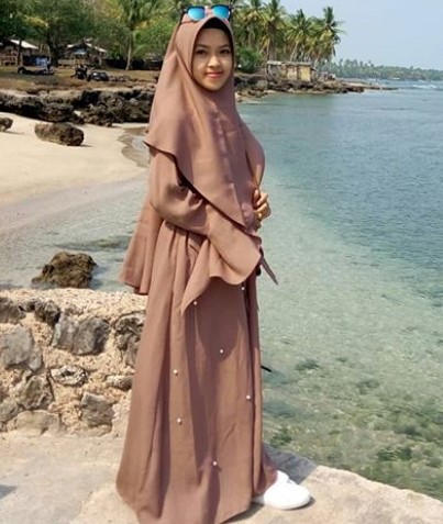 Model Baju Gamis Terbaru Tanah Abang Syar’i Simple Sifon Lengan Lonceng Mutiara Cream Tua