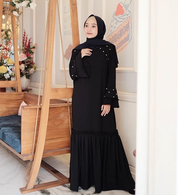 Model Baju Gamis Trend Anak Muda Sekarang Lengan Lonceng Mutiara Hitam