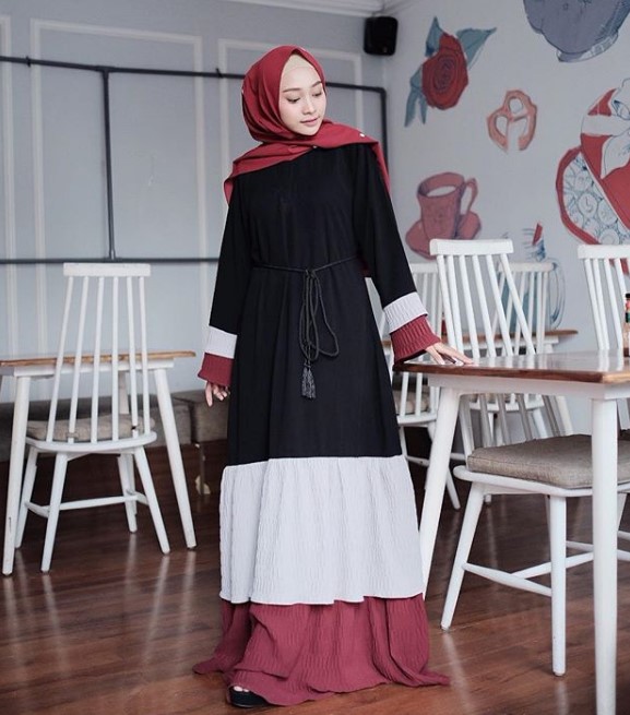 Model Baju Gamis Trend Anak Muda Sekarang Tali Pinggang Hitam Merah Putih