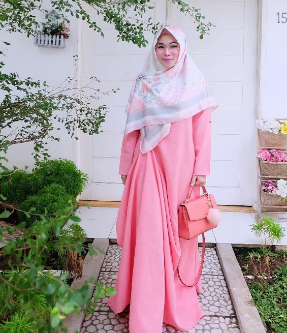 Model Baju Gamis Untuk Orang Gemuk Terbaru Belah Pinggir Peach Tua