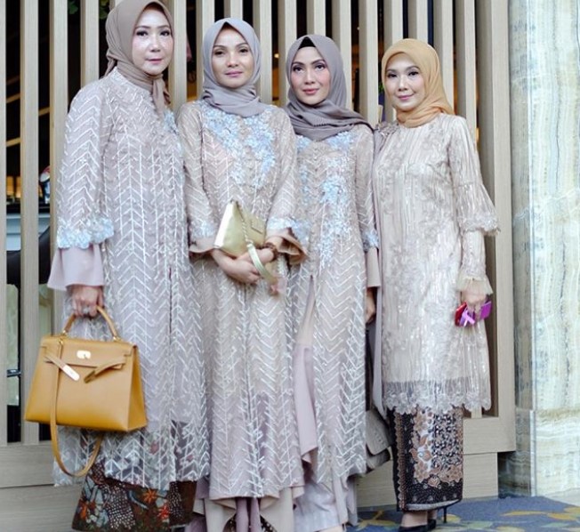 Model Baju Kebaya Brokat Kombinasi Batik Broken White