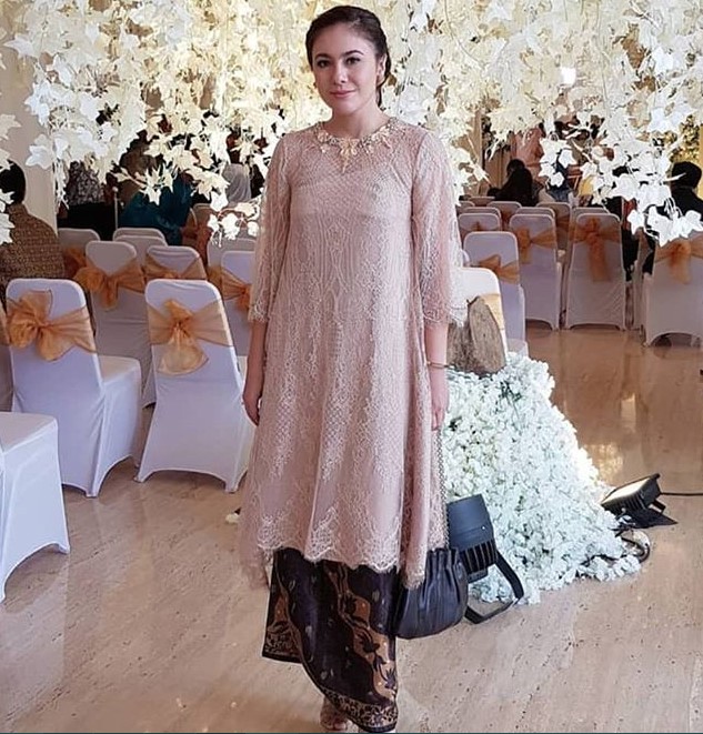 Model Baju Kebaya Brokat Kombinasi Batik Cream Coklat