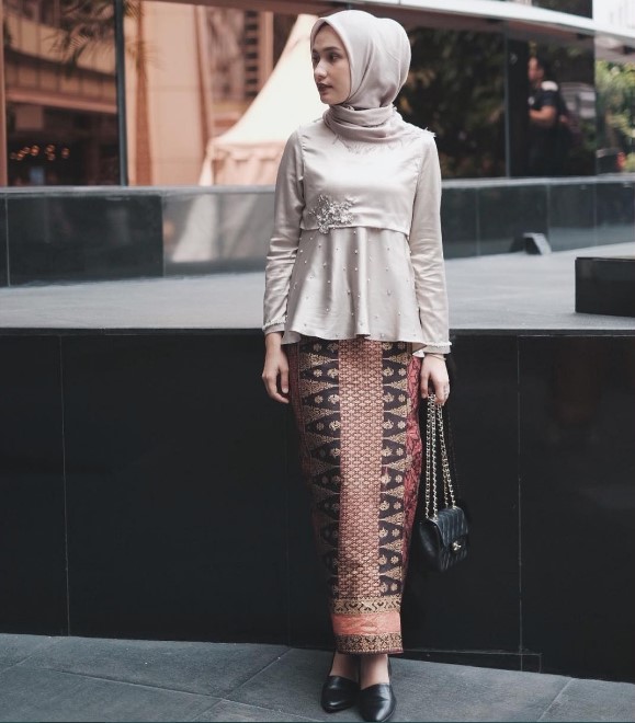 Model Baju Kebaya Brokat Kombinasi Batik Cream Nude