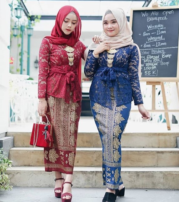 Model Baju Kebaya Brokat Kombinasi Batik Navy Merah