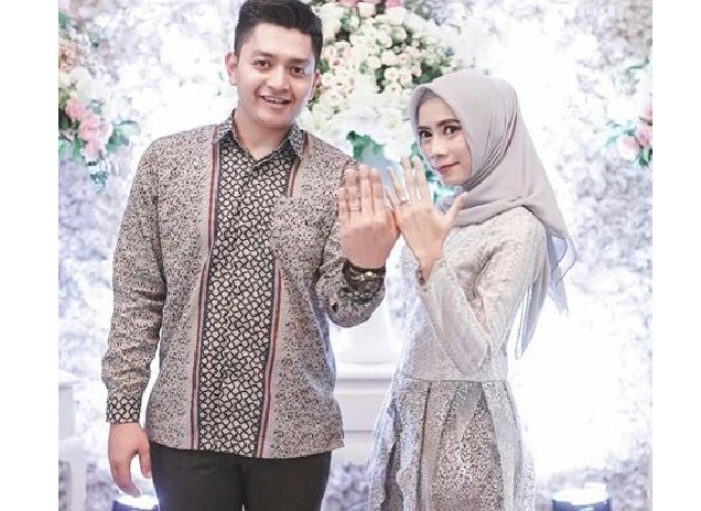 Model Baju Kebaya Couple Aksen Hiasan Pinggang Abu Muda