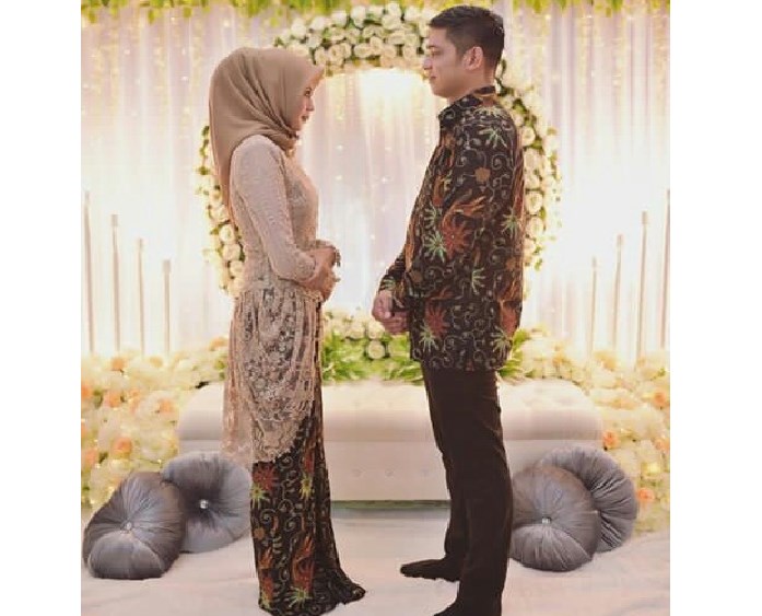 Model Baju Kebaya Couple Aksen Hiasan Pinggang Cream