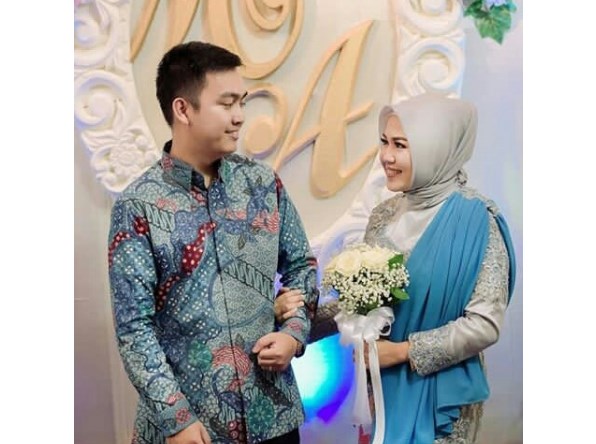 Model Baju Kebaya Couple Aksen Selendang Abu Biru
