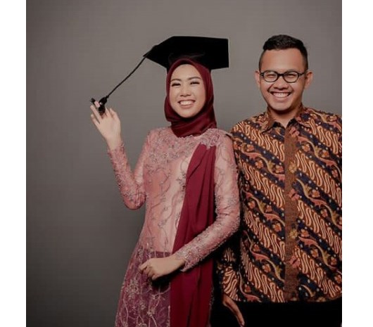 Model Baju Kebaya Couple Aksen Selendang Peach Maroon