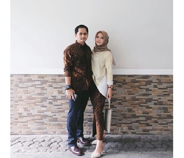 Model Baju Kebaya Couple Kain Polos dan Batik Putih