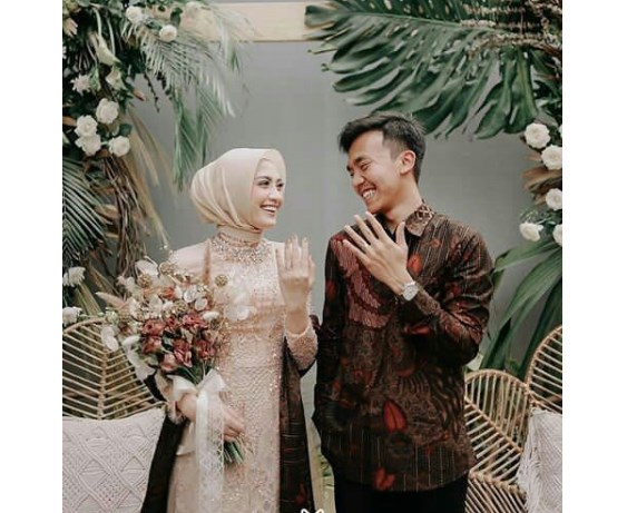 Model Baju Kebaya Couple Selendang Batik Soft Peach