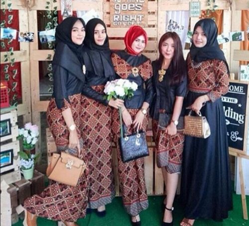 Model Batik Kombinasi Kain Polos Satin Hitam