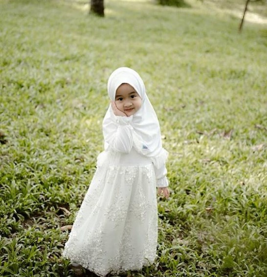 Model Gamis Anak Katun Jepang Modern Kombinasi Brokat Putih