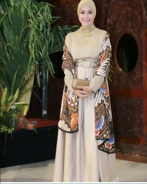 Model Gamis Batik Kombinasi Kain Polos Satin Cream