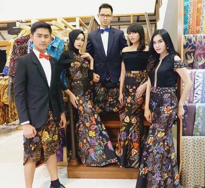 Model Gamis Batik Kombinasi Satin Polos Modern Hitam