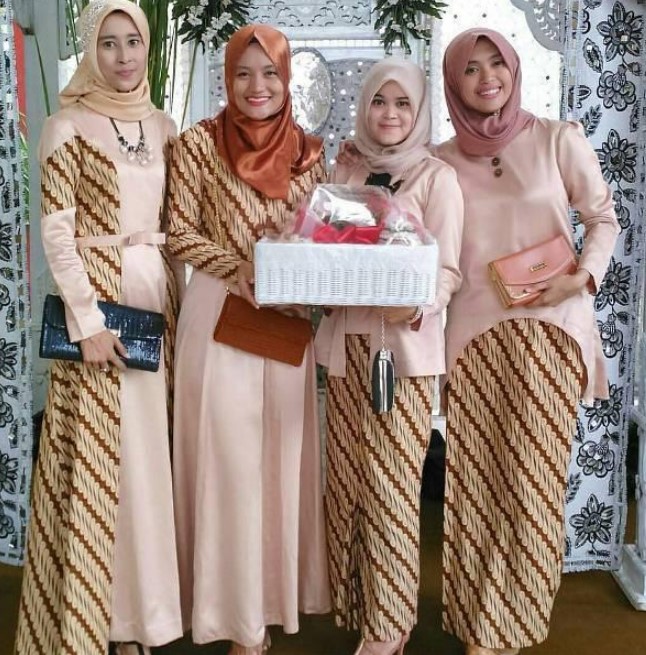 Model Gamis Batik Kombinasi Satin Polos Soft Pink