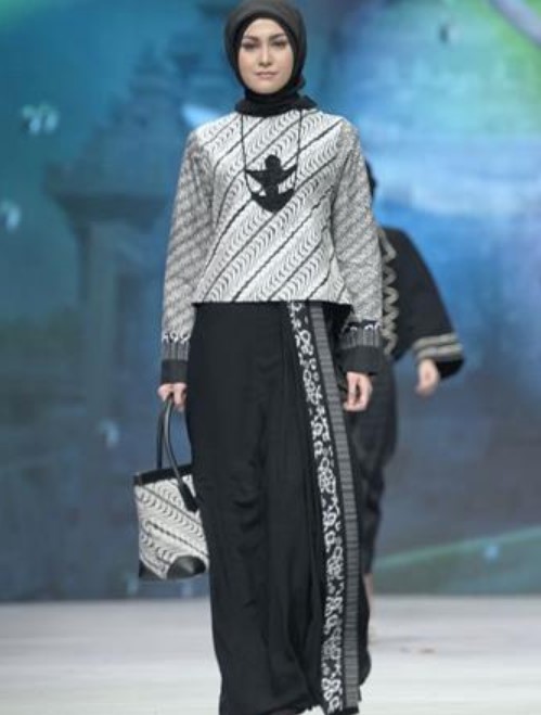 Model Gamis Batik Pesta Mewah dan Cantik Putih Hitam