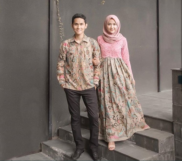 Model Gamis Brokat Kombinasi Batik Baby Pink