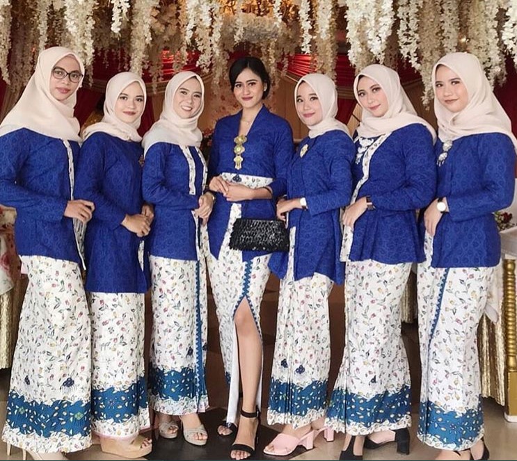 Model Gamis Brokat Kombinasi Batik Birel