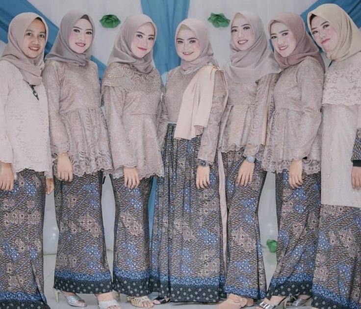 Model Gamis Brokat Kombinasi Batik Cream Soft