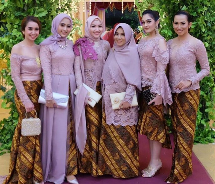 Model Gamis Brokat Kombinasi Batik Lavender