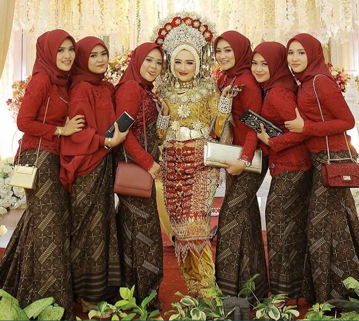 Model Gamis Brokat Kombinasi Batik Maroon