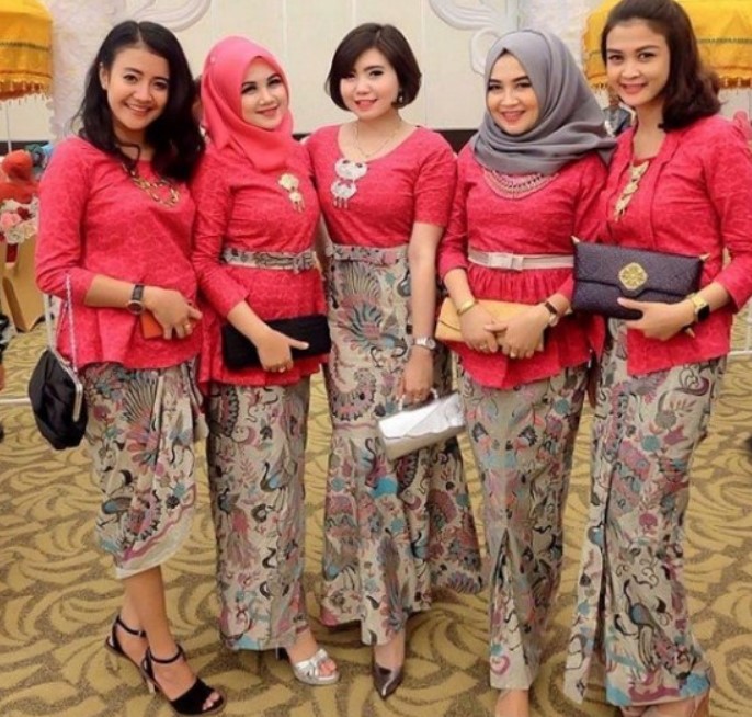 Model Gamis Brokat Kombinasi Batik Merah