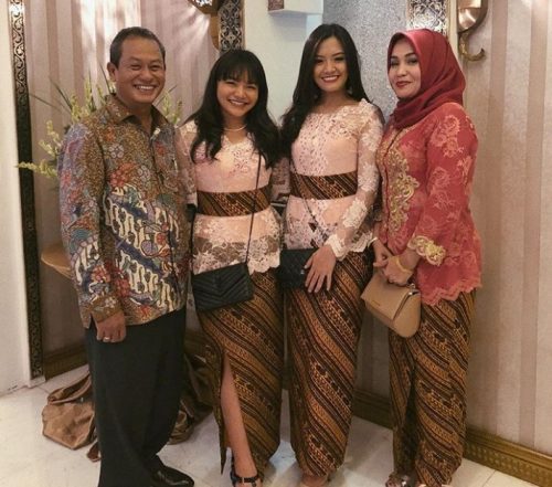 Model Gamis Brokat Kombinasi Batik Modern Baby Pink