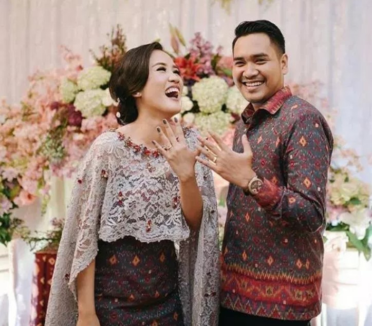 Model Gamis Brokat Kombinasi Batik Modern Putih