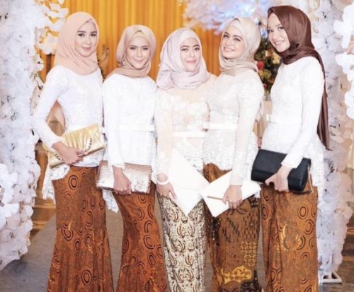 Model Gamis Brokat Kombinasi Batik Modern Putih