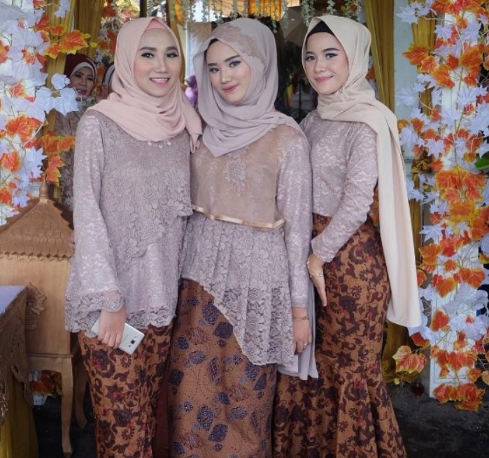Model Gamis Brokat Kombinasi Batik Modern Soft Dusty