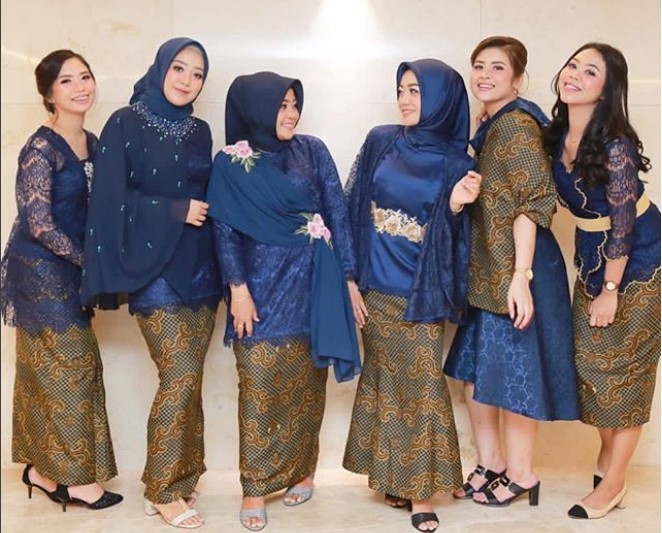 Model Gamis Brokat Kombinasi Batik Navy