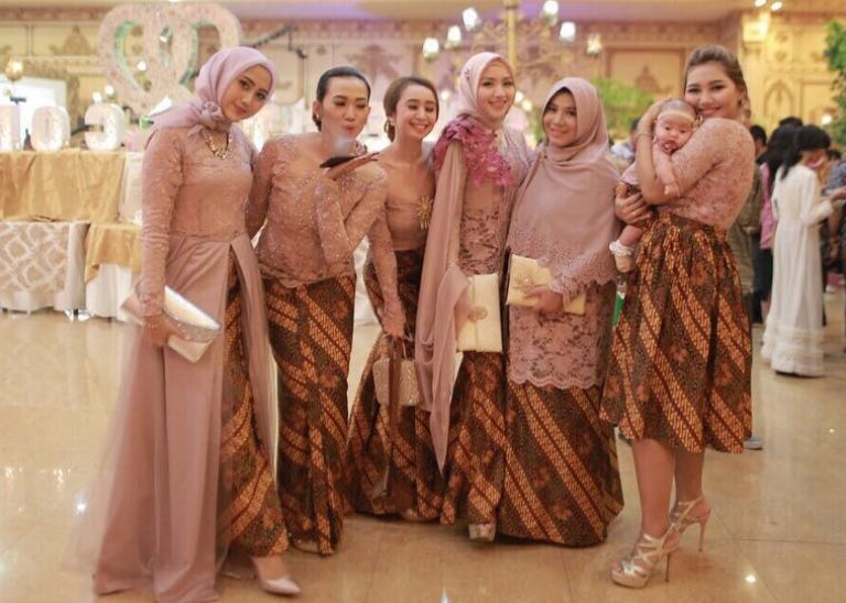 Model Gamis Brokat Kombinasi Batik Pesta Warna Pink
