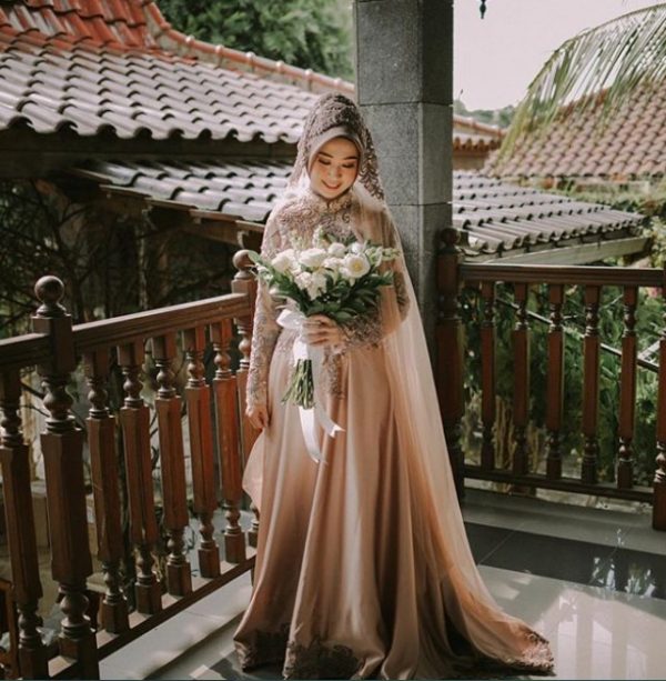 Model Gamis Brokat Kombinasi Satin Mewah Cream Pastel