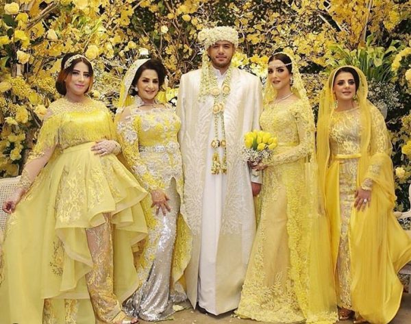 Model Gamis Brokat Kombinasi Satin Mewah Kuning