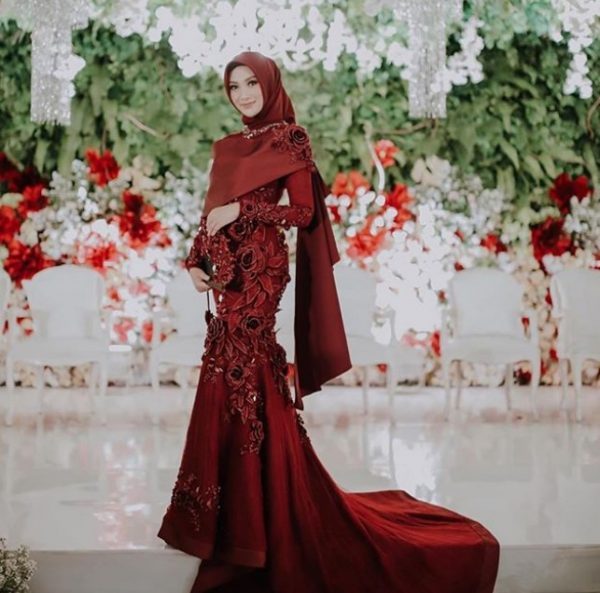 Model Gamis Brokat Kombinasi Satin Mewah Maroon