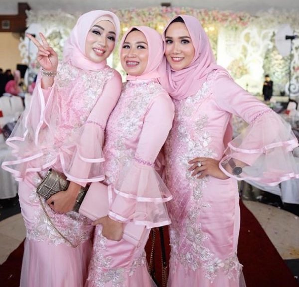 Model Gamis Brokat Kombinasi Satin Mewah Payet Baby Pink