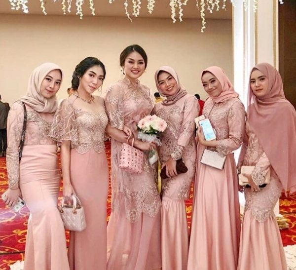 Model Gamis Brokat Kombinasi Satin Mewah Soft Peach