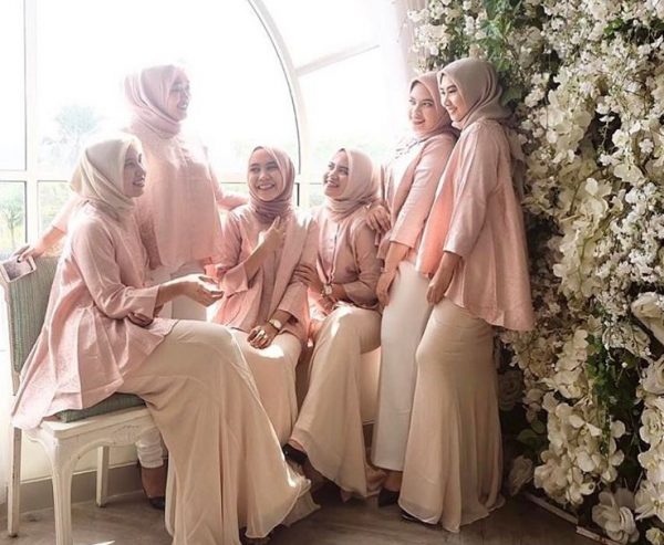 Model Gamis Brokat Kombinasi Satin Modern Baby Peach